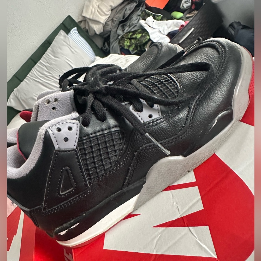 Air Jordan 4 Retro (bred 2023)